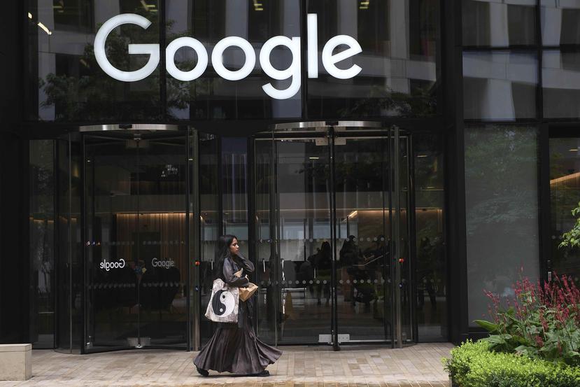 Una mujer pasa por delante de la oficina de Google en Londres. (Agencia EFE)