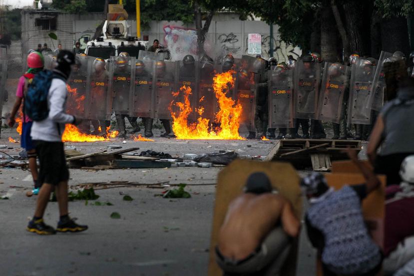La Guardia Nacional Bolivariana lanzó ayer perdigones y gases lacrimógenos en varios puntos del país para despejar las calles y dispersar a los manifestantes. (EFE)