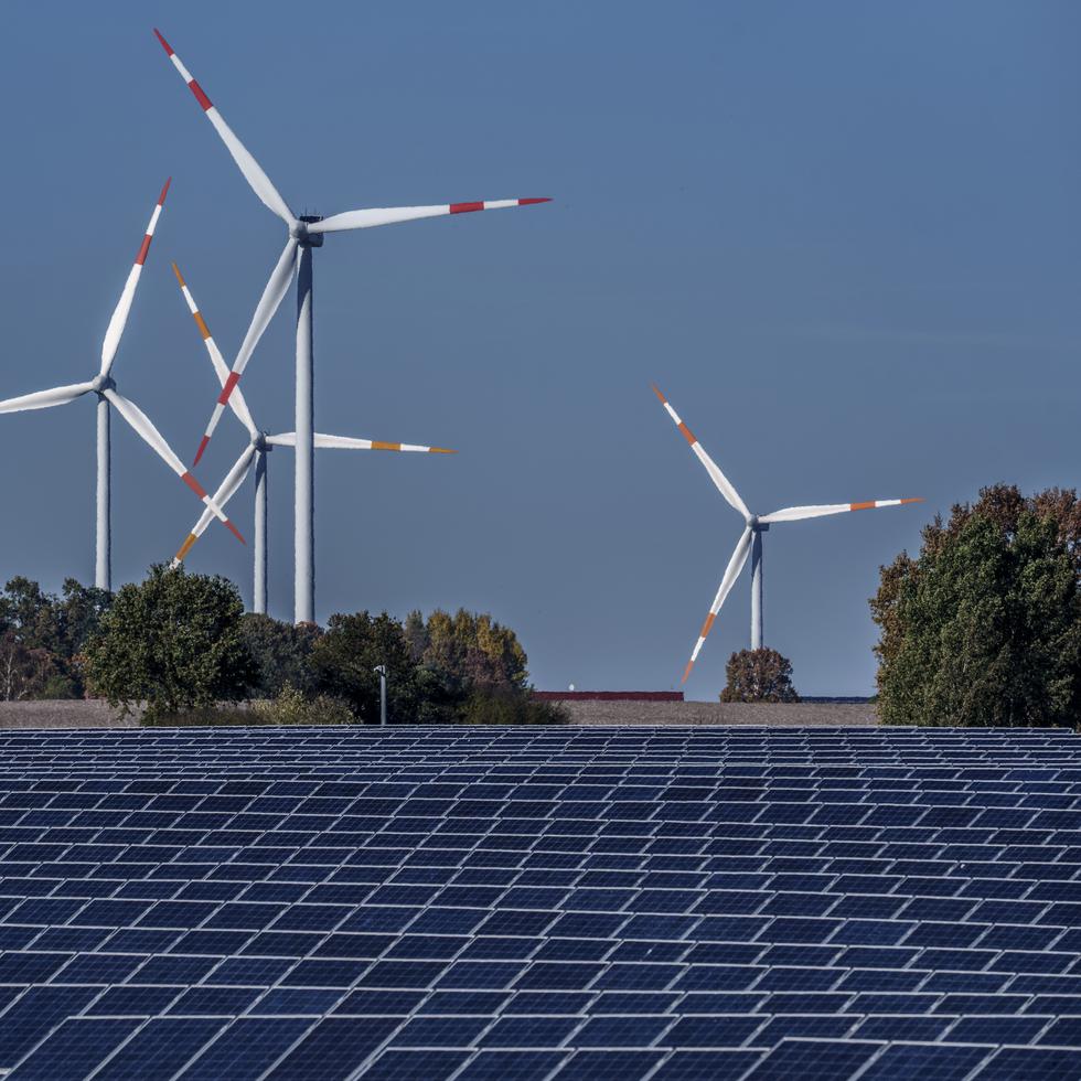Aerogeneradores giran a un lado de una granja de paneles solares en Rapshagen, Alemania, el 28 de octubre de 2021.
