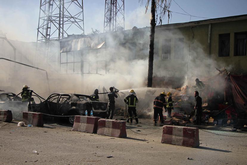 En imagen del 1 de julio de 2018, policías y bomberos trabajan en el lugar de un atentado perpetrado por un agresor suicida en Jalalabad, Afganistán. (AP)