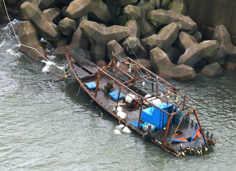 La policía rescató la semana pasada a ocho personas que se cree eran pescadores norcoreanos. (AP)
