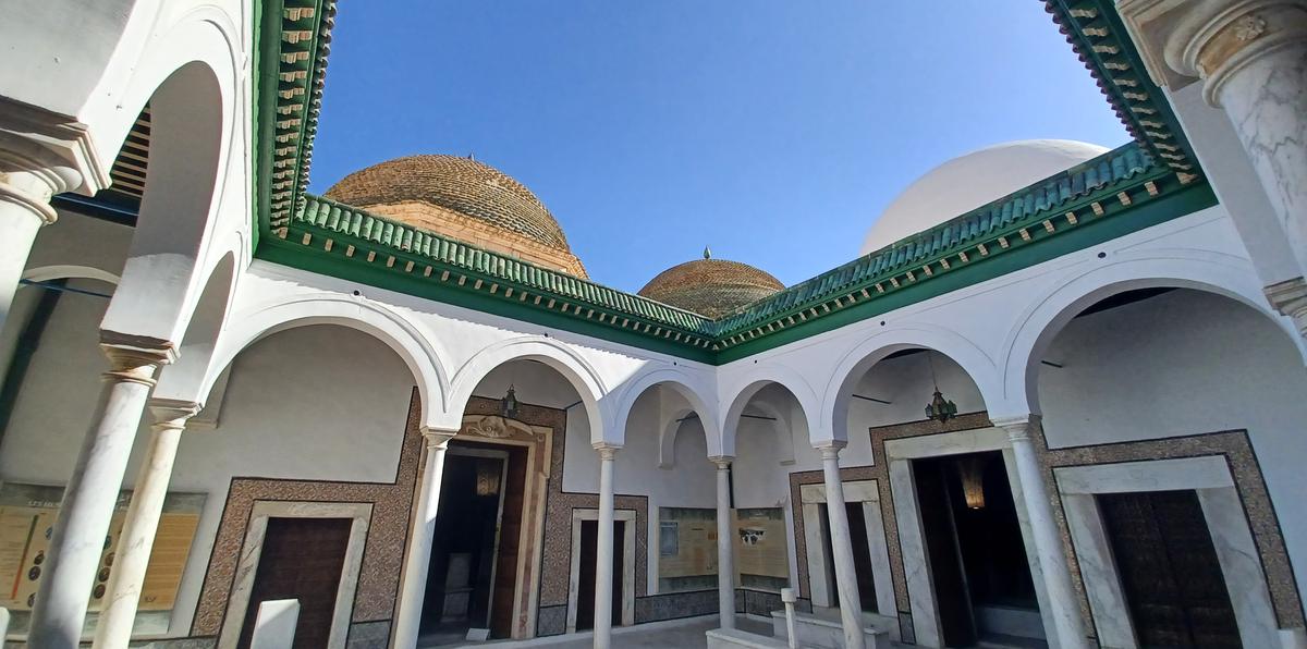 El mausoleo de Tournet El Bey, el mayor de Túnez, alberga los restos de los soberanos de la dinastía local husainita.