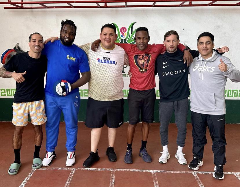 Jeyvier Cintrón (segundo desde la derecha) se encuentra en Jiquipilco, México, entrenando junto con los campeones mundiales Manny Rodríguez y Subriel Matías.