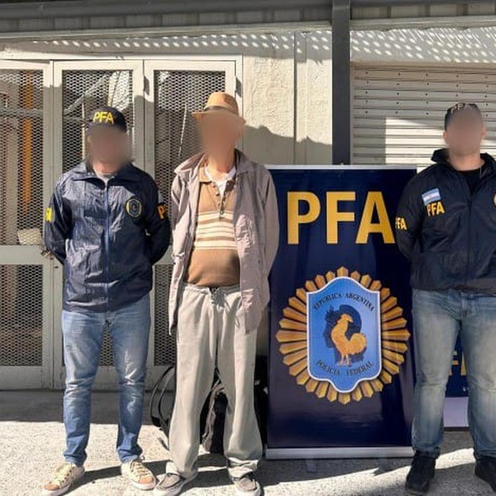 Fotografía cedida por la Policía Federal Argentina que muestra a uno de los arrestados de quien se sospecha hace parte de una célula terrorista en Buenos Aires.