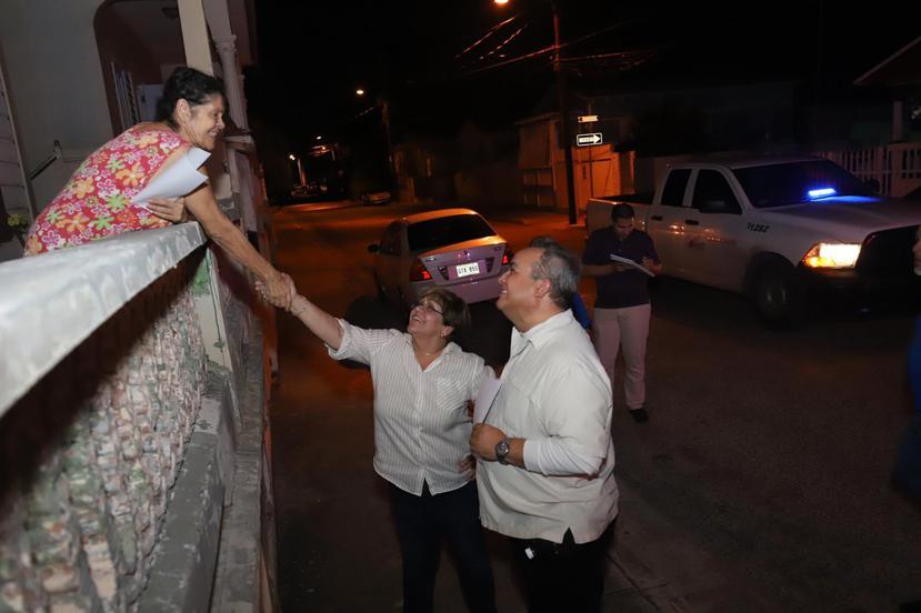 La alcaldesa María “Mayita” Meléndez Altieri saluda a una ciudadana durante un recorrido por el pueblo de Ponce. (Suministrada)