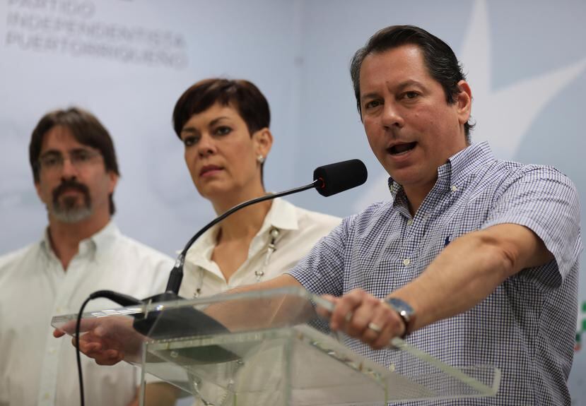 El plebiscito propuesto por Thomas Rivera Schatz sería una consulta "estadidad sí o no". En la foto el senador Juan Dalmau y la exsenadora María de Lourdes Santiago. (GFR Media)