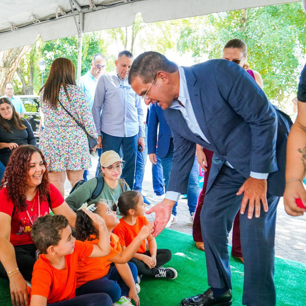 El gobernador Pedro Pierluisi compartió con niños durante una actividad en la que entregó la proclama que declaró abril como el Mes de la Niñez Temprana.