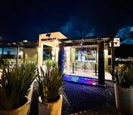 Vista nocturna de la fachada de Pueblo Viejo 419 Gastrobar, nuevo espacio gastronómico en Utuado.