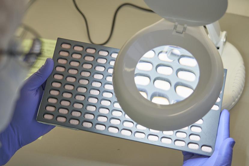 Un técnico de laboratorio revisa unas muestras del medicamento contra COVID-19 Paxlovid, en Friburgo, Alemania.