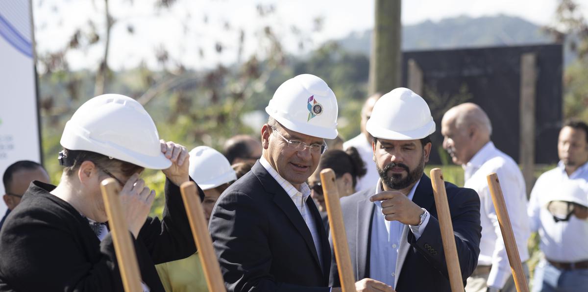 El gobernador Pedro R. Pierluisi, a la izquierda, y el secretario del Departamento de la Vivienda, William Rodríguez, anunciaron recientemente el nuevo proyecto de vivienda para alquiler en Guaynabo, Vista al Norte. Se espera que el condominio esté listo para diciembre de 2025.