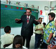 Imagen de 1999 del exsecretario de Educación Víctor Fajardo durante una visita a la Escuela Elemental de la Comunidad Rafael Hernández en Summit Hills en San Juan. Fajardo cumplió una condena de más de 10 años por corrupción con fondos públicos.