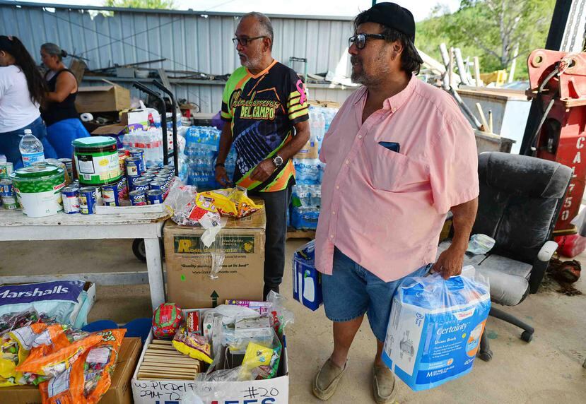 José Sáez recoge suministros para llevar a los damnificados por los terremotos.