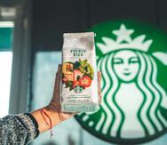 Starbucks Single-Origin Puerto Rico tiene un tostado medio y presenta notas de sabores únicos a nuez, coco y canela. Este café estará disponible por tiempo limitado en bolsas de 250 gramos (8.82 onzas).