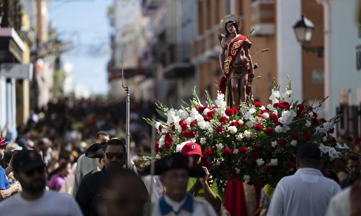Comprensión gastar demoler Colorida procesión del santo patrón en las Fiestas de la Calle San  Sebastián - El Nuevo Día