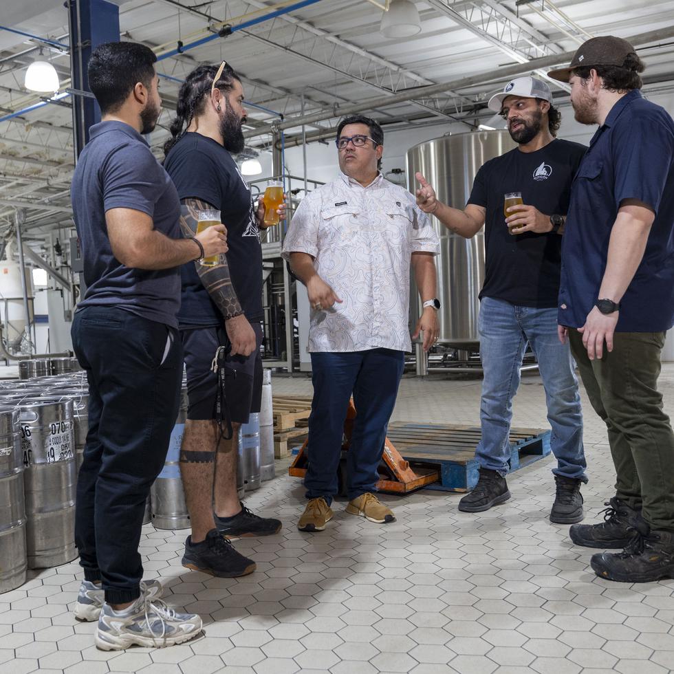Luis Rodríguez (Home Brewers), Joey Robles (Boxlab Brewing Co), Joey Maldonado (brand manager de Ballester Hermanos), Jeremmie Vélez (Rincón Beer Co) y Sebastián Colon (home brewer de Old Harbor).