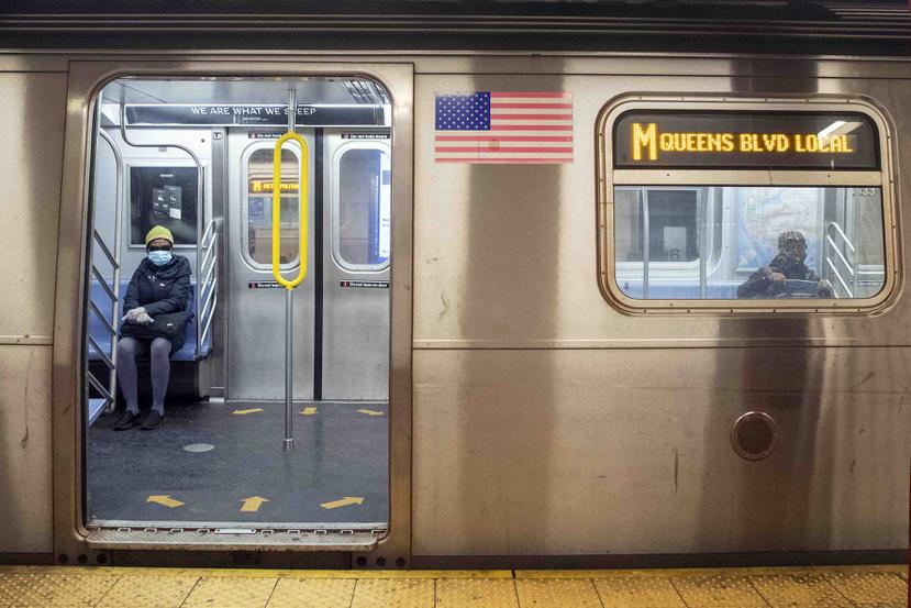 Una mujer a bordo de un tren en Nueva York. (AP)