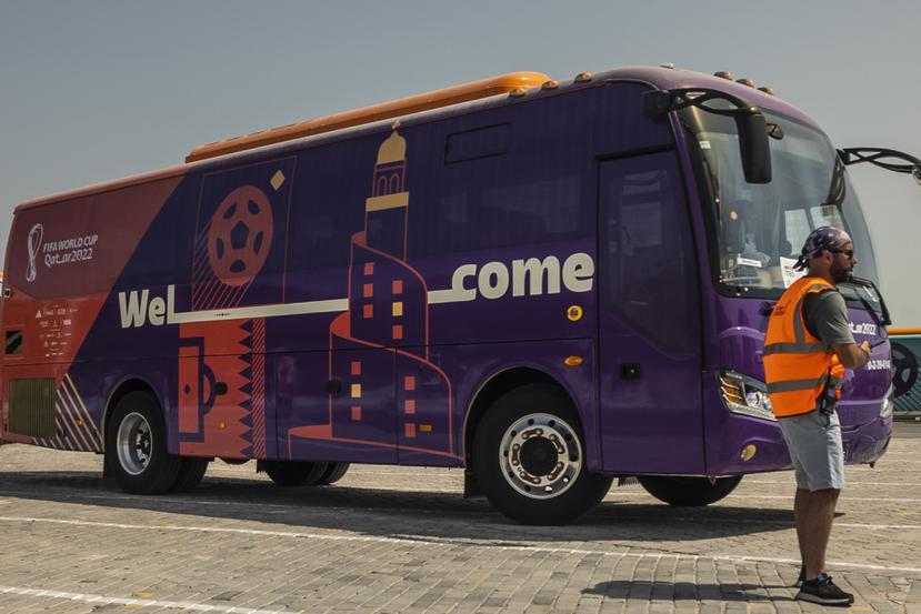 Un autobús durante una prueba de la flotilla que se empleará durante el Mundial de Fútbol, en Doha, Catar.