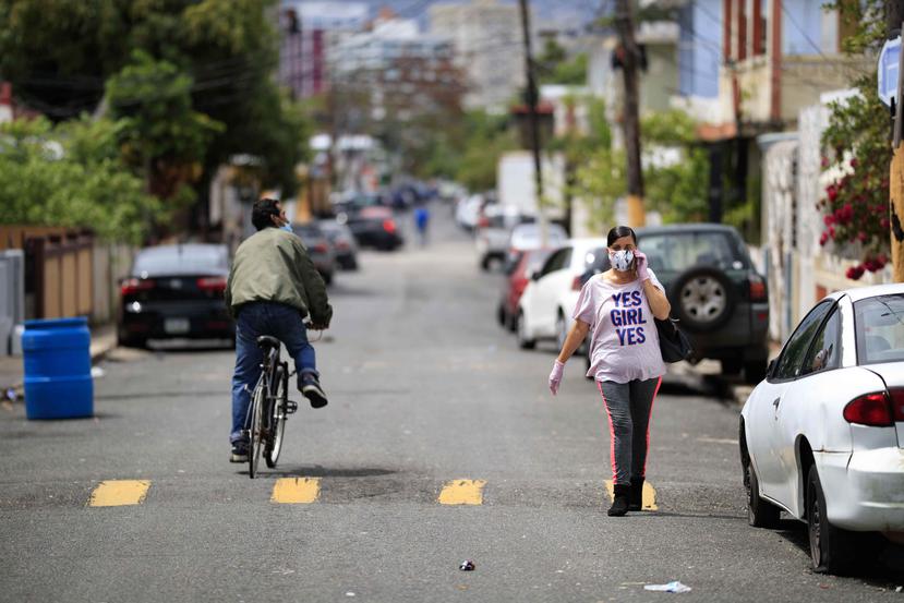 Una mujer camina por Barrio Obrero, en Santurce, en medio de la emergencia.