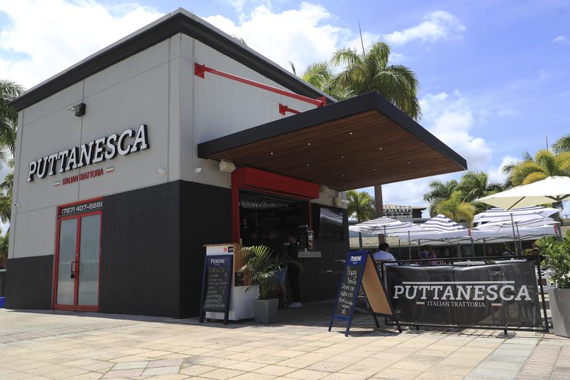 El local de la pizzería Puttanesca en Dorado, acomoda a unos 50 comensales en su terraza semitechada.