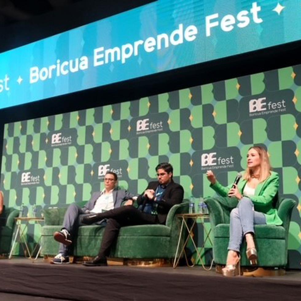 Yalixa Rivera, subdirectora de El Nuevo Día, (a la izquierda) moderó uno de los paneles del día que estuvo formado por tres jóvenes empresarios puertorriqueños que han sido exitosos en su apuesta de negocio.