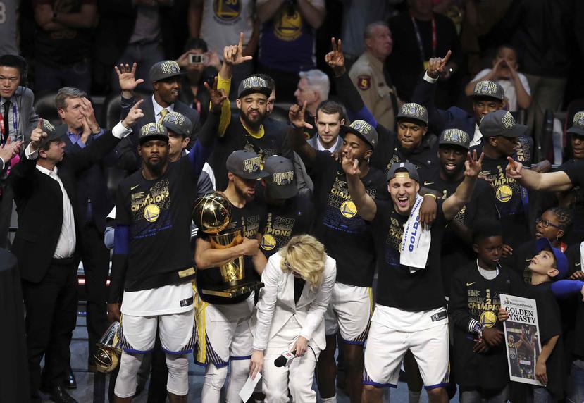 Los Warriors celebraron en Cleveland su tercer campeonato en los últimos cuatro años. (AP)