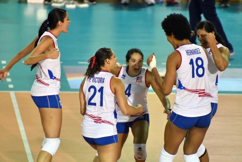 Las jugadoras de la Selección celebran durante el partido contra Cuba. (Cortesía Confederación Norceca)