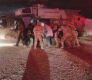Los hijos sobrevivientes de la familia LeBarón son transportados mediante helicóptero para recibir atención médica. (AP)