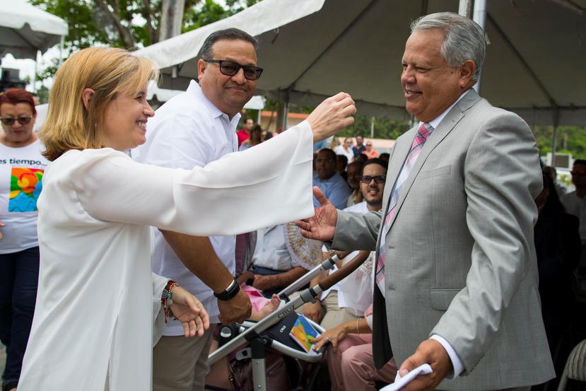 La alcaldesa de San Juan, Carmen Yulín Cruz, abraza a Santiago tras su mensaje en Barranquitas.