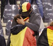 Una fanática es consolada tras la noticia de la suspensión del juego entre Bélgica y Suecia.