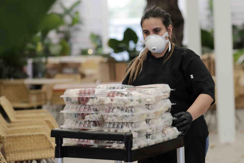 La chef Liset Garcell se prepara para entregar comidas gratis a los afectados por la pandemia del coronavirus. (AP)