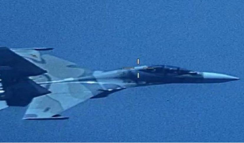 Fotografía cedida por el Comando Sur de los Estados Unidos de un avión Sukhoi Su-30 venezolano sobrevolando el mar Caribe en espacio aéreo internacional. (EFE)