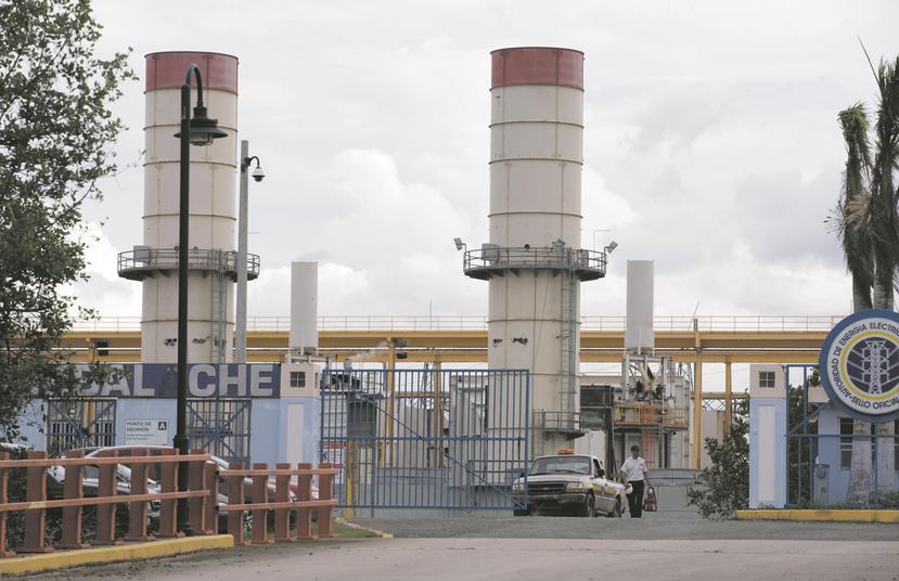 La central de Cambalache, en Arecibo, es una de las plantas generadoras que la corporación pública decidió apagar para ahorrar dinero.