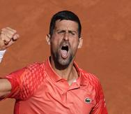 El serbio Novak Djokovic celebra con el puño cerrado después de ganar un punto en contra del español  Carlos Alcaraz, hoy durante su partido de semifinales del Abierto de Francia, en el estadio Roland Garros, en París.