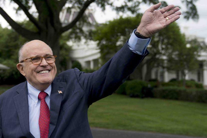 Rudy Giuliani, abogado del presidente Donald Trump, saluda a los asistentes al Día de Deportes y Ejercicio de la Casa Blanca en el Patio Sur de la Casa Blanca en Washington. (AP / Andrew Harnik)