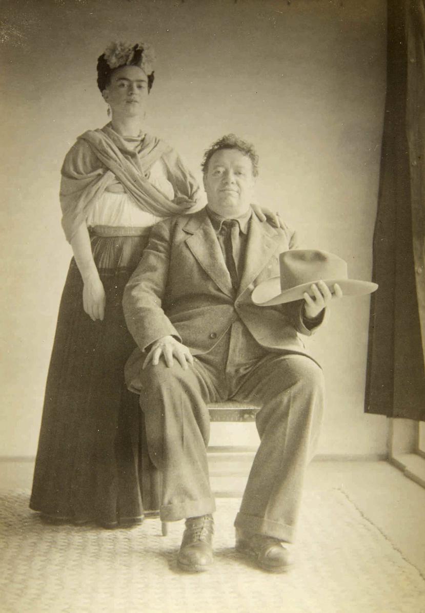 Esta imagen de 1940 de los artistas mexicanos Frida Kahlo y Diego Rivera forma parte de la colección. (Nickolas Muray/Sotheby's vía AP)