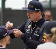 Max Verstappen firma autógrafos al llegar el jueves a Silverstone.