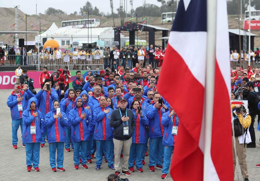 Parte de la delegación y atletas de Puerto Rico durante la ceremonia de izamiento de la monoestrellada en la Villa Panamericana. (GFR Media / Juan Luis Martínez)