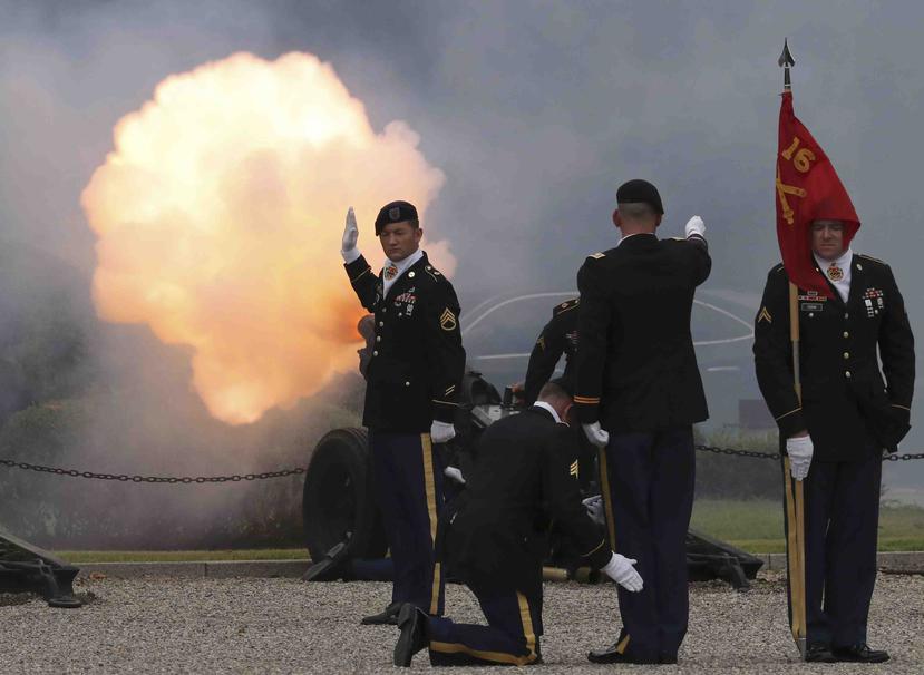 Soldados de Estados Unidos lanzan una salva de saludo durante un acto militar en una base militar estadounidense en Seúl, Corea del Sur. (AP)