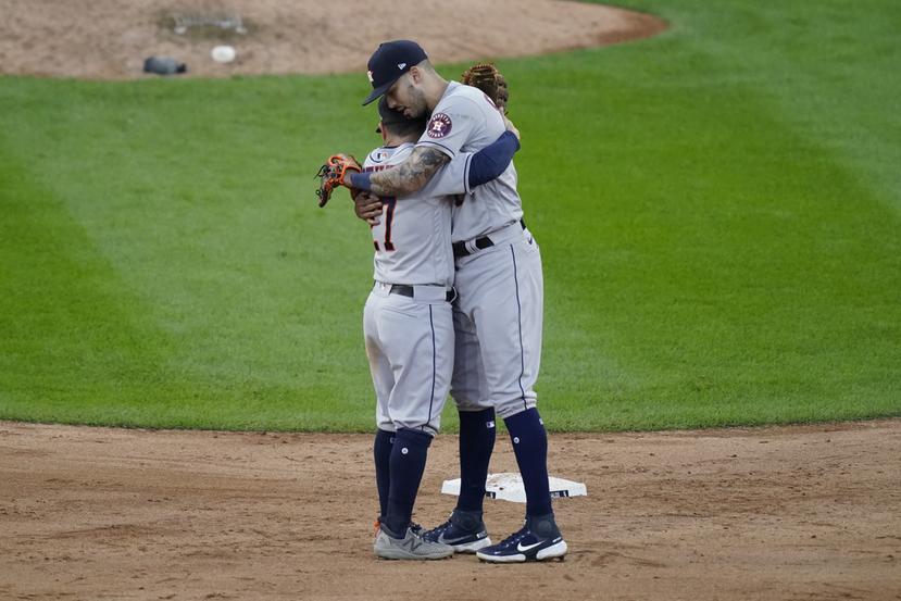 Carlos Correa y José Altuve se abrazan luego de vencer a los White Sox de Chicago para adelantar a la Serie de Campeonato de la Liga Americana.