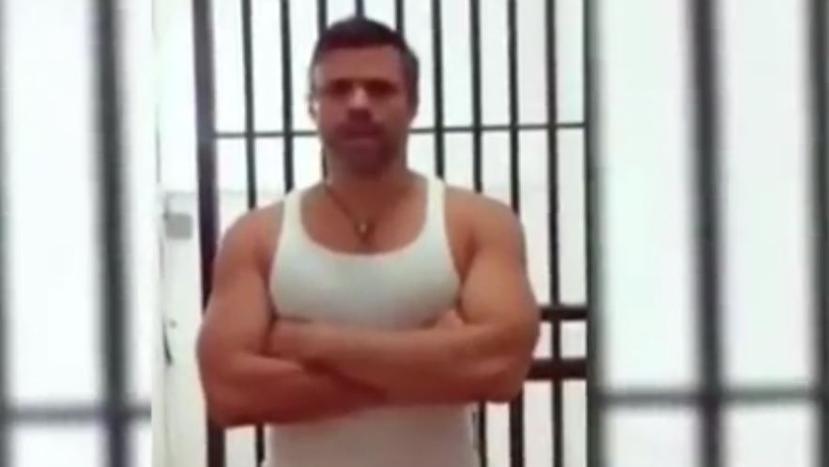 Leopoldo López aparece en un vídeo en el que le manda un mensaje a su familia. (Captura)