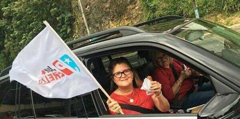 Ana Rius fue criticada por participar en una actividad política, en la que fue fotografiada en un auto enarbolando una bandera con uno de los símbolos del PPD y de uno de los candidatos a representante. (Suministrada)