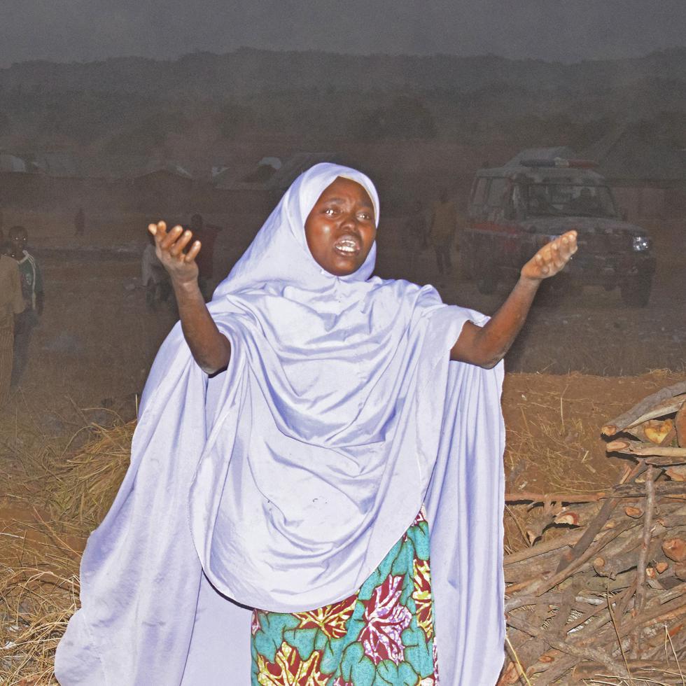 Una mujer llora mientras pide al gobierno que ayude y rescate a menores secuestrados de una escuale por hombres armados en Chikun, Nigeria.