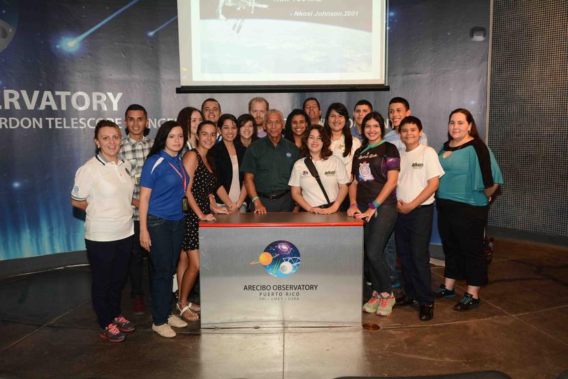 Estudiantes del Arecibo Observatory Space Academy Otoño 2014 junto al Administrador de la NASA, Major General Charles F. Bolden, Jr.