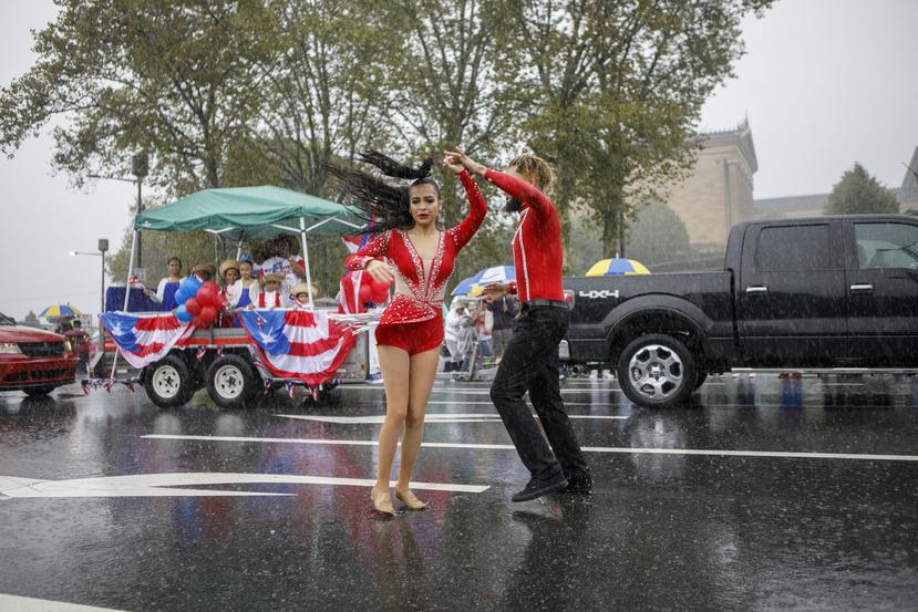 La lluvia no impidió que se bailara salsa en las calles de Filadelfia.