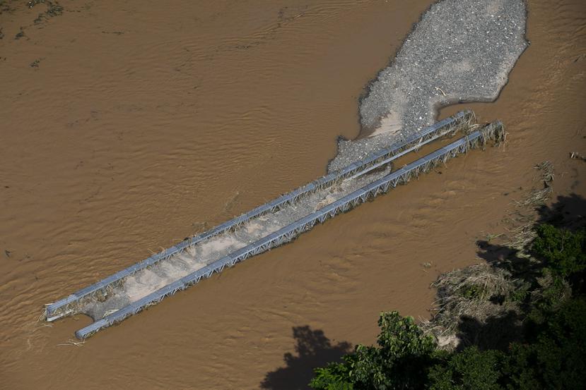 Un puente provisional fue arrastrado por el Río Grande de Arecibo en la PR-627 de Arecibo.