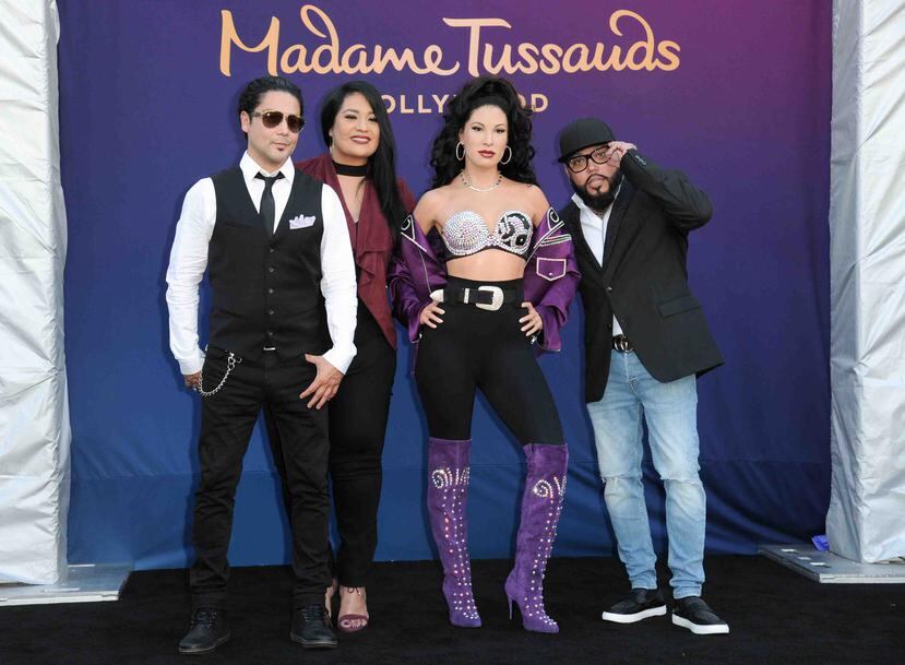 Chris Pérez, Suzette Quintanilla y A.B. Quintanilla junto a la figura de cera. (AP)