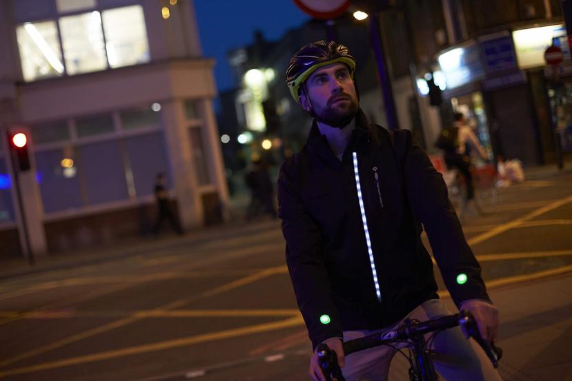 Con esta chaqueta, que aún está en fase de prototipo, no es necesario que los ciclistas quiten los ojos del camino o las manos del manubrio para revisar la pantalla de su Smartphone.