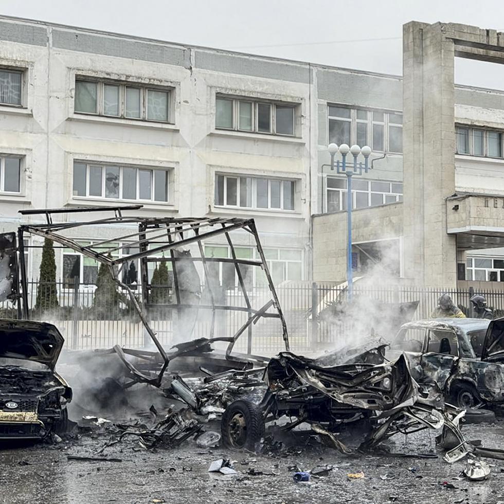 Una foto difundida en el canal del gobernador regional de Belgorod, Vyacheslav Gladkov, en Telegram el sábado 16 de marzo de 2024 muestra autos impactados tras un bombardeo desde territorio ucraniano.