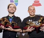 Foto de archivo en la que René Pérez y Eduardo Cabra posan con los nueve premios Latin Grammy que como "Calle 13" obtuvieron en el 2011.   AFP PHOTO / ADRIAN SANCHEZ-GONZALEZ