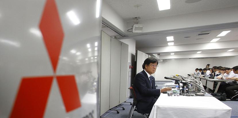 Osamu Masuko, director ejecutivo de Mitsubishi, contesta preguntas de la prensa. (AP)